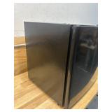 Avanti Compact Refrigerator RM16J1B