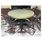 O Stylish Round Outdoor Patio Table with 4 Chairs