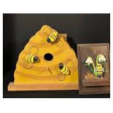 FR - Handcrafted Bee-Themed Wood Birdhouse and Wall Art Set
