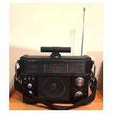 O - Vintage Realistic SW-100 Multiband Radio with Strap