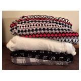 BR1 - Collection of 4 Warm Fuzzy Blankets Assorted Patterns