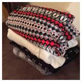 BR1 - Collection of 4 Warm Fuzzy Blankets Assorted Patterns