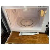 Hamilton Beach 900W Microwave Oven with Digital Controls