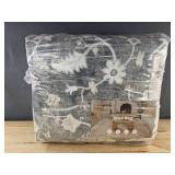 Floral Area Rug 9 ft x 12 ft - Brand New *L