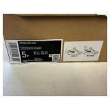 SSS. Size 5Y Nike Kyrie 8 Go (GS)Black/Black White-Light Menta