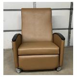 MSRP $3,500+ IOA Bariatric Healthcare Patient Recliner – 600lb Capacity, Full Recline, Integrated Leg Rest, Heavy-Duty Locking Casters – Clinical / Infusion / Recovery Chair