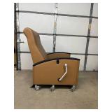 MSRP $3,500+ IOA Bariatric Healthcare Patient Recliner – 600lb Capacity, Full Recline, Integrated Leg Rest, Heavy-Duty Locking Casters – Clinical / Infusion / Recovery Chair