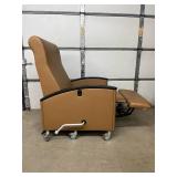MSRP $3,500+ IOA Bariatric Healthcare Patient Recliner – 600lb Capacity, Full Recline, Integrated Leg Rest, Heavy-Duty Locking Casters – Clinical / Infusion / Recovery Chair