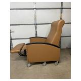 MSRP $3,500+ IOA Bariatric Healthcare Patient Recliner – 600lb Capacity, Full Recline, Integrated Leg Rest, Heavy-Duty Locking Casters – Clinical / Infusion / Recovery Chair