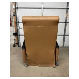 MSRP $3,500+ IOA Bariatric Healthcare Patient Recliner – 600lb Capacity, Full Recline, Integrated Leg Rest, Heavy-Duty Locking Casters – Clinical / Infusion / Recovery Chair