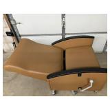 MSRP $3,500+ IOA Bariatric Healthcare Patient Recliner – 600lb Capacity, Full Recline, Integrated Leg Rest, Heavy-Duty Locking Casters – Clinical / Infusion / Recovery Chair