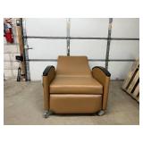 MSRP $3,500+ IOA Bariatric Healthcare Patient Recliner – 600lb Capacity, Full Recline, Integrated Leg Rest, Heavy-Duty Locking Casters – Clinical / Infusion / Recovery Chair