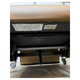 MSRP $3,500+ IOA Bariatric Healthcare Patient Recliner – 600lb Capacity, Full Recline, Integrated Leg Rest, Heavy-Duty Locking Casters – Clinical / Infusion / Recovery Chair