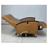 MSRP $3,500+ IOA Bariatric Healthcare Patient Recliner – 600lb Capacity, Full Recline, Integrated Leg Rest, Heavy-Duty Locking Casters – Clinical / Infusion / Recovery Chair