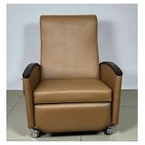 MSRP $3,500+ IOA Bariatric Healthcare Patient Recliner – 600lb Capacity, Full Recline, Integrated Leg Rest, Heavy-Duty Locking Casters – Clinical / Infusion / Recovery Chair