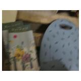 Assorted household decor and suppli...