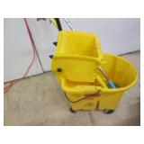 Rubbermaid commercial mop bucket wi...