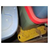 Pallet lot of approximately 15 tote...