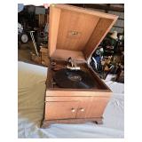 Victor Talking Machine Co. VV-IXA Phonograph - Spins, Lid is Loose on One Hinge, Needle Slides Across Record too Fast to Play