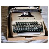 Commander Portable Typewriter with Case