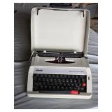 Olivetti MS 25 Premier Plus Typewriter in Case