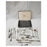Griffon Community Plate Silverware Set in Wooden Case