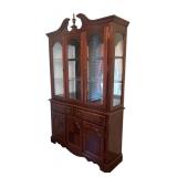 DR - Vintage Elegant Display Cabinet