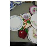 Assorted China Pieces, Apple and Tea Trivet