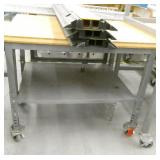 Table on wheels 30x36x30