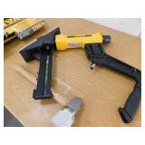 DEWALT 2-in-1 Pneumatic 15.5-Gauge and 16-Gauge Flooring Tool
