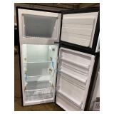 Vissani 7.2 cu. ft. Top Freezer Refrigerator in Fingerprint Resistant Stainless Steel Look Model # MDTF7SSES4 (Transit Damage, See Photos)