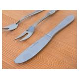 Lot of (7) 437-grams (total) Silverplated Knives - Dinner (x4), Pickle (x2), Hardanger Best Dinner (x1)