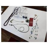 ASSORTMENT OF JEWLERY