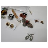 ASSORTMENT OF JEWLERY