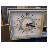 Wards Airline Mid Modern Bedside Clock Radion, Clock Works and Radio Powers Up.