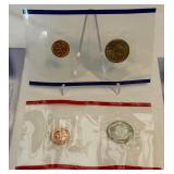 1999 P&D-Susan B. Anthony Uncirculated Dollar - 2 Coin Set & tokens - original package with COA