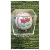 Minnesota Twins Frank Viola autograph baseball in case