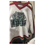 Hooters Hockey Jersey -Mall of America, Bloomington, Minnesota size L