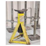 (4) Screw Stands & Set of Jack Stands