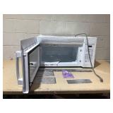 GE 1.6 Cu. Ft. Over-the-Range Microwave Oven Model #: JVM3160DFWW (Transit Damage. Missing Plate & Rotating Ring)