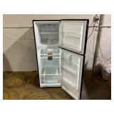 Vissani 10.1 cu. ft. Top Freezer Refrigerator in Black, Garage Ready Model # MDTF10BKES4 (Minor Transit Damage/Scratches)