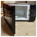 Magic Chef HM01110B 1.1 Cu Ft Countertop Microwave Oven