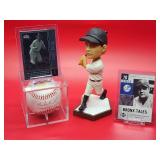 New York Yankees HOF Great "Babe Ruth" Bobble Head with (2) Baseball Cards & Commemorative Ball