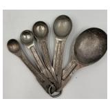 Home Furniture Round Cutting Board with Handle & Utensils Set & Plates & Towels