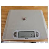 Vintage Art Deco Ruby Daisy Cluster Ring in 14K Gold (Approx. 2g)