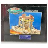 1:35 Th Scasle Model Dioramas For Smal Toy Soldiers "Berlin Street Corner" (Broken Pieces Present) And "Raised Road With Drainage Culvert Base (NIB)