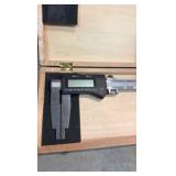 DIGITAL Caliper in wooden box