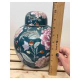 Antique Chinese Porcelain Famille Rose Ginger Jar 60th reproduction Qian long. 23 cm high ( about 9 Inch )