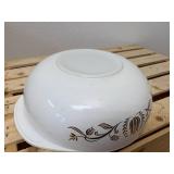 vintage Pyrex 024 2-quart casserole dish in the "Golden Tulip" promotional pattern