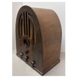 O - Vintage Philco Cathedral Radio